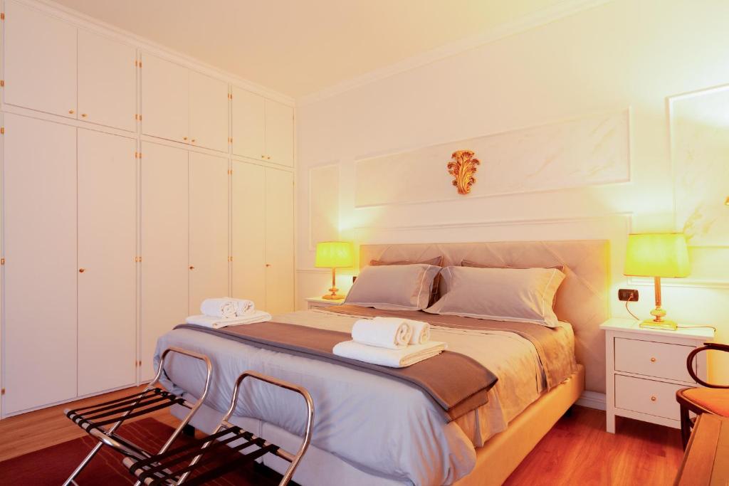 1 dormitorio con 1 cama con 2 toallas en Ponte Vecchio Luxury Penthouse en Florence