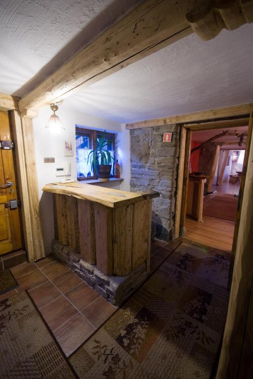 Televízia a/alebo spoločenská miestnosť v ubytovaní Pod Zielonym Bykiem