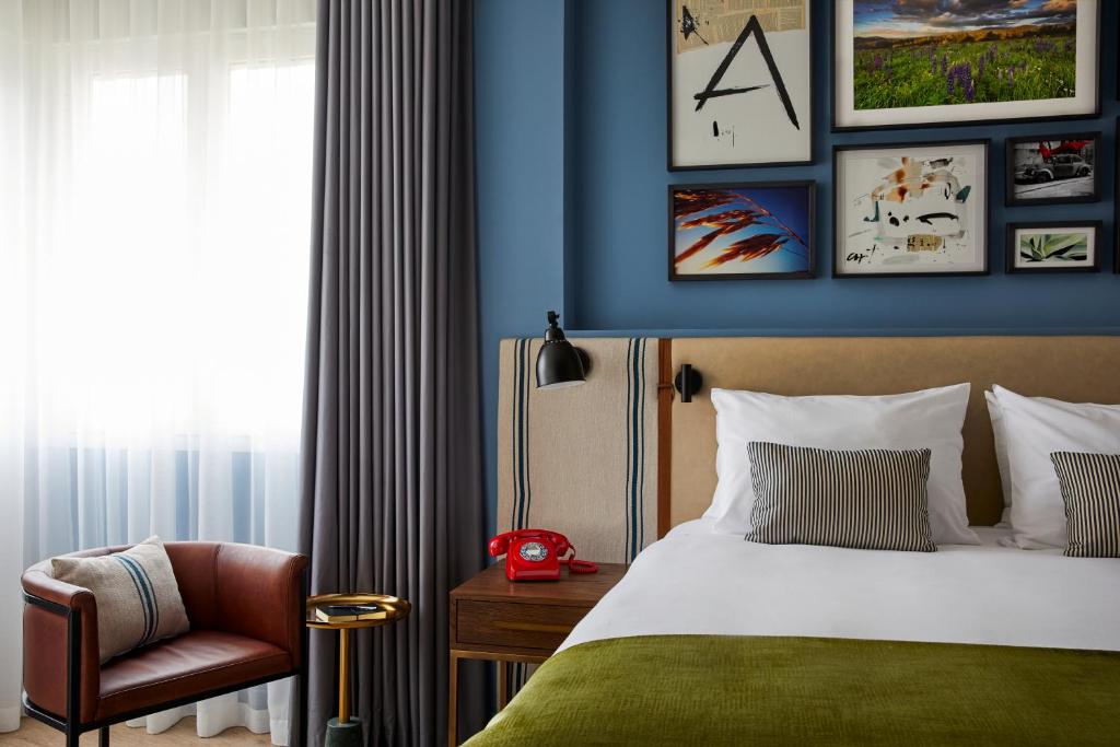 
King Room - Mobility Access/Roll in Shower - Non-Smoking
