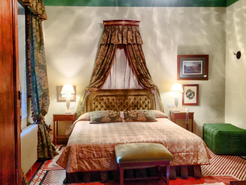 Postel nebo postele na pokoji v ubytování Hotel Caserío de Lobones