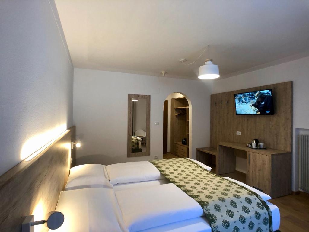 Postel nebo postele na pokoji v ubytování Hotel Kronplatzer Hof