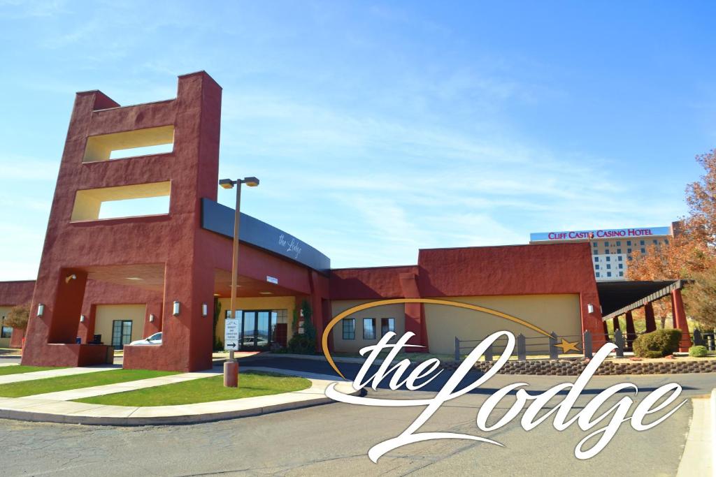 a red building with the logo for the lodge at The Lodge at Cliff Castle Casino in Camp Verde