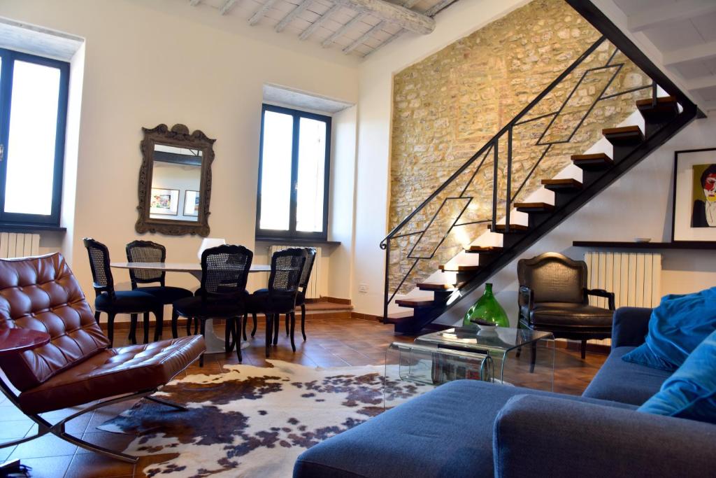 sala de estar con sofá, mesa y sillas en Historic Center of Spoleto/Terrace with Fantastic Views/Car Unneccesary, en Spoleto
