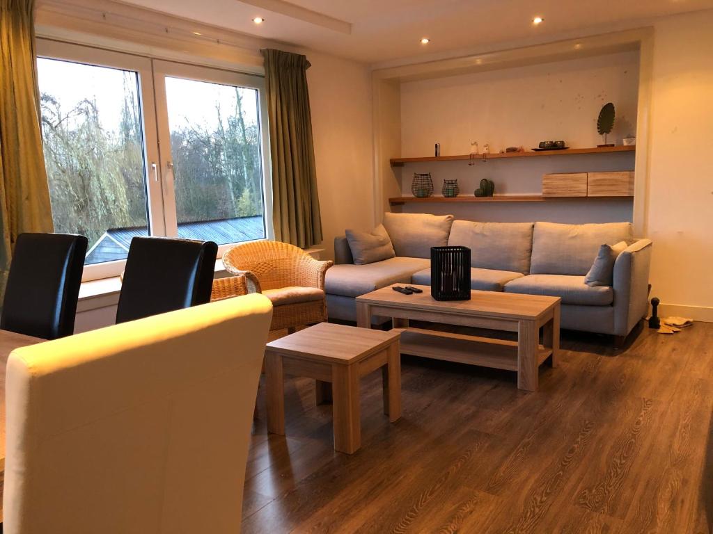 uma sala de estar com um sofá e uma mesa em Amsterdam Twiskehouse em Den Ilp