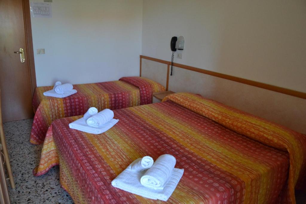Postel nebo postele na pokoji v ubytování Hotel Apis