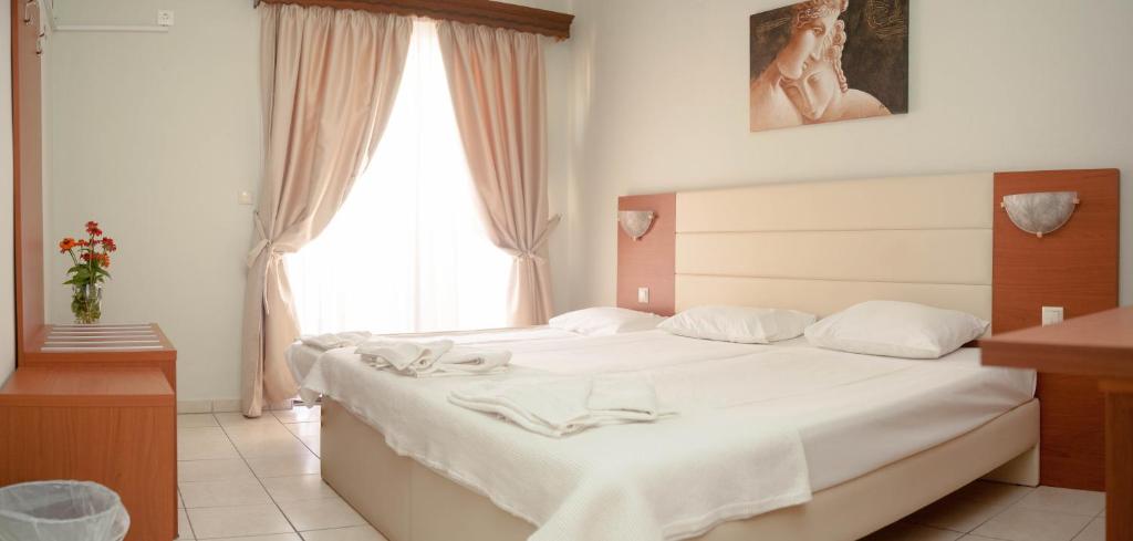 Postel nebo postele na pokoji v ubytování Vournelis Hotel