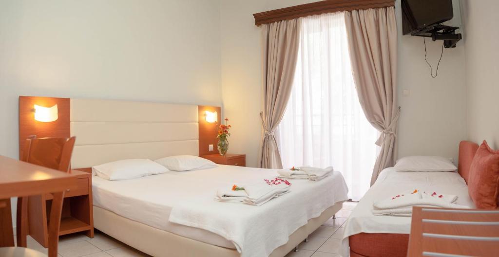 Postel nebo postele na pokoji v ubytování Vournelis Hotel