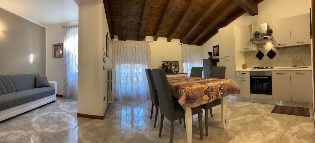 una cucina e una sala da pranzo con tavolo e sedie di Anfite Apartments Aleardi a Peschiera del Garda