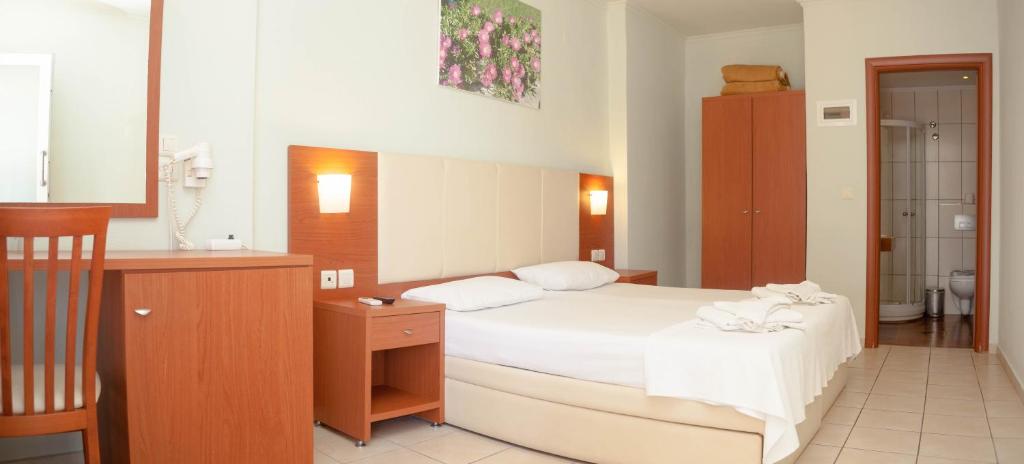 Postel nebo postele na pokoji v ubytování Vournelis Hotel