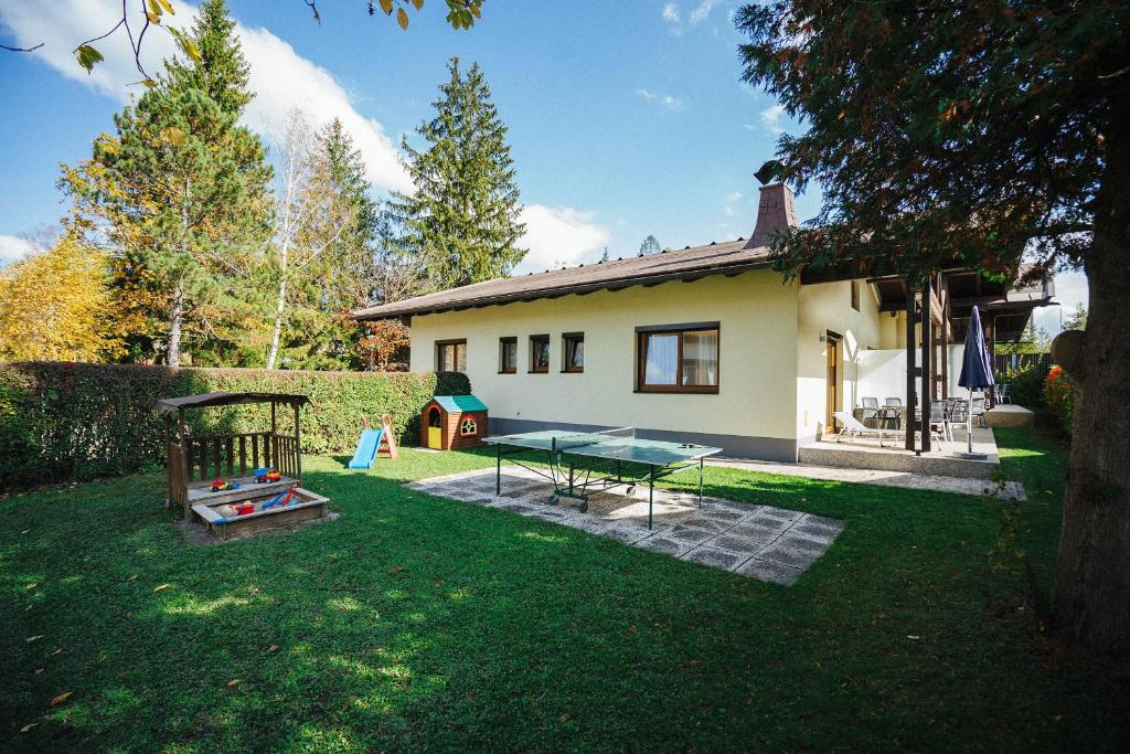 法克湖的住宿－Karglhof Bungalows，院子里带乒乓球桌的房子