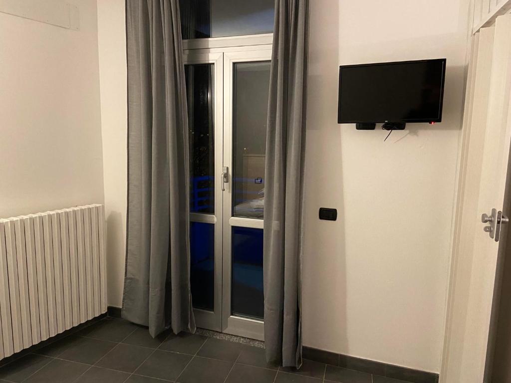 A television and/or entertainment centre at BICOCCA APPARTAMENTI