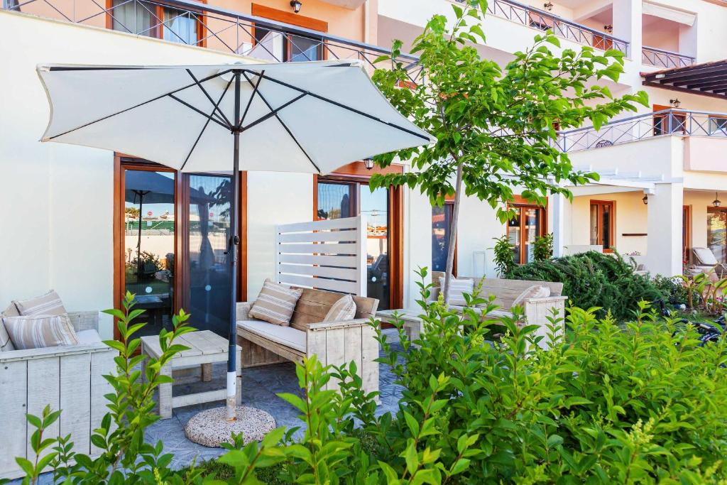 Aed väljaspool majutusasutust Hesperides Hotel Pefkochori