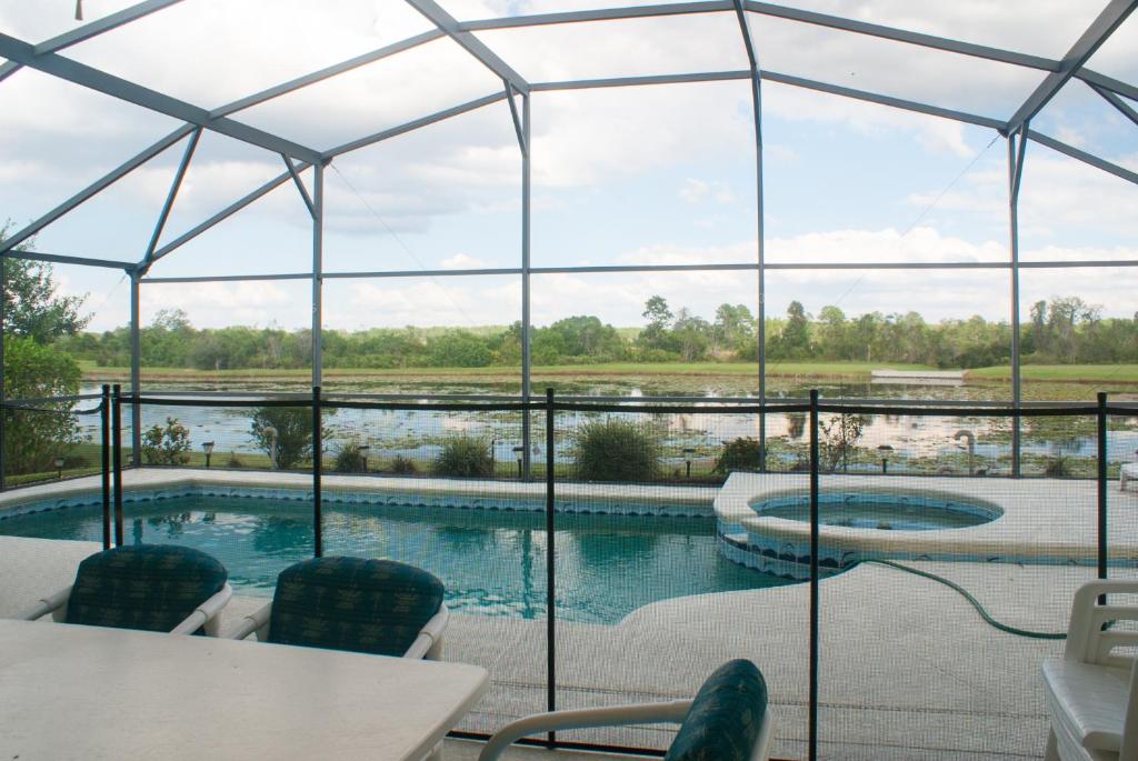 una casa de cristal con vistas a la piscina en Holiday Villas of Kissimmee, en Kissimmee