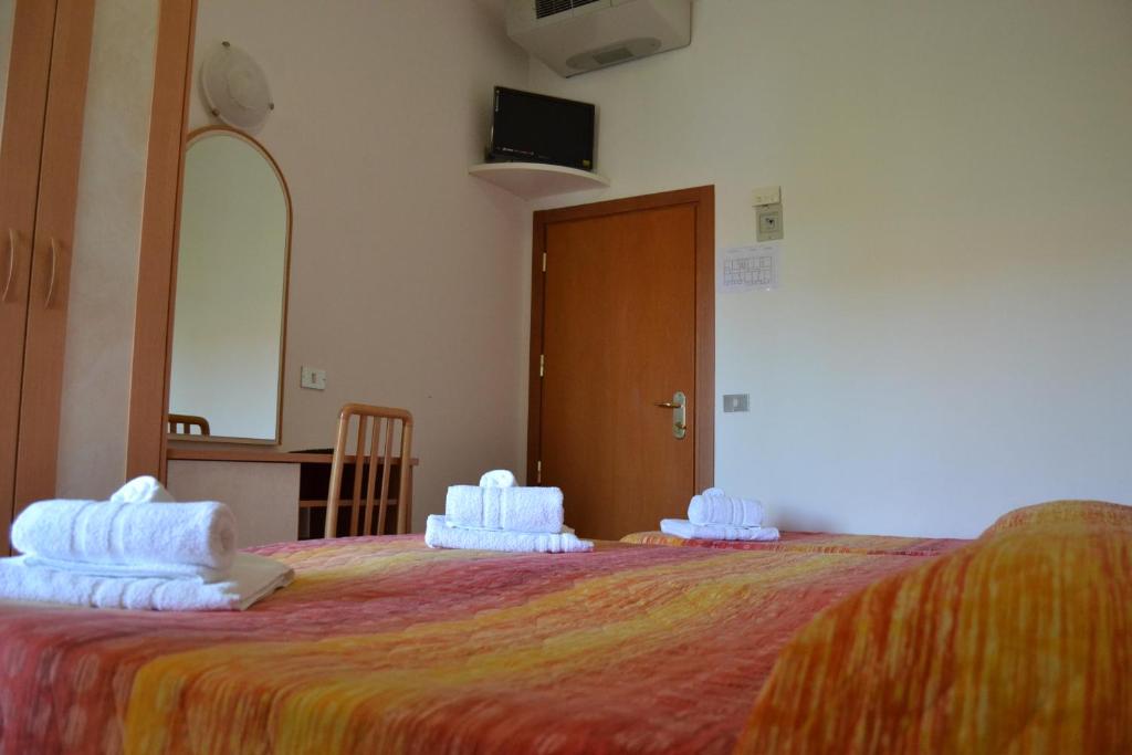 Postel nebo postele na pokoji v ubytování Hotel Apis