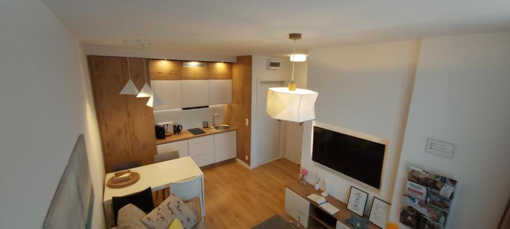 グダニスクにあるCentral Apartments Rajskaのキッチン、リビングルームが備わる小さなアパートメントです。