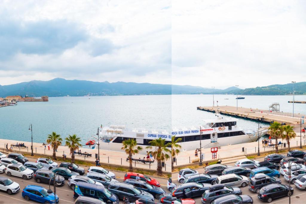 un parcheggio con auto parcheggiate accanto all'acqua di Appartamento Fronte Mare a Portoferraio