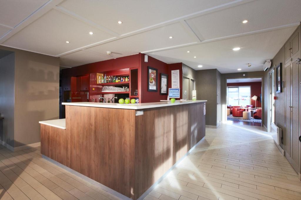 Lounge nebo bar v ubytování Campanile Vierzon
