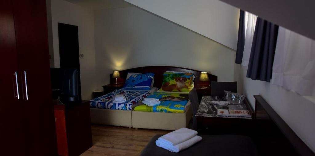 Postel nebo postele na pokoji v ubytování Hotel Meridijan16