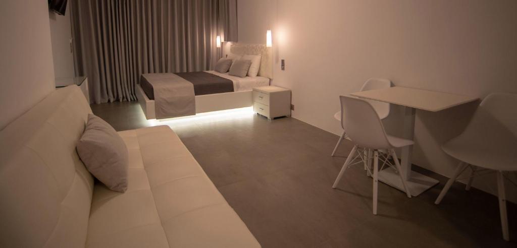Łóżko lub łóżka w pokoju w obiekcie White Pearl