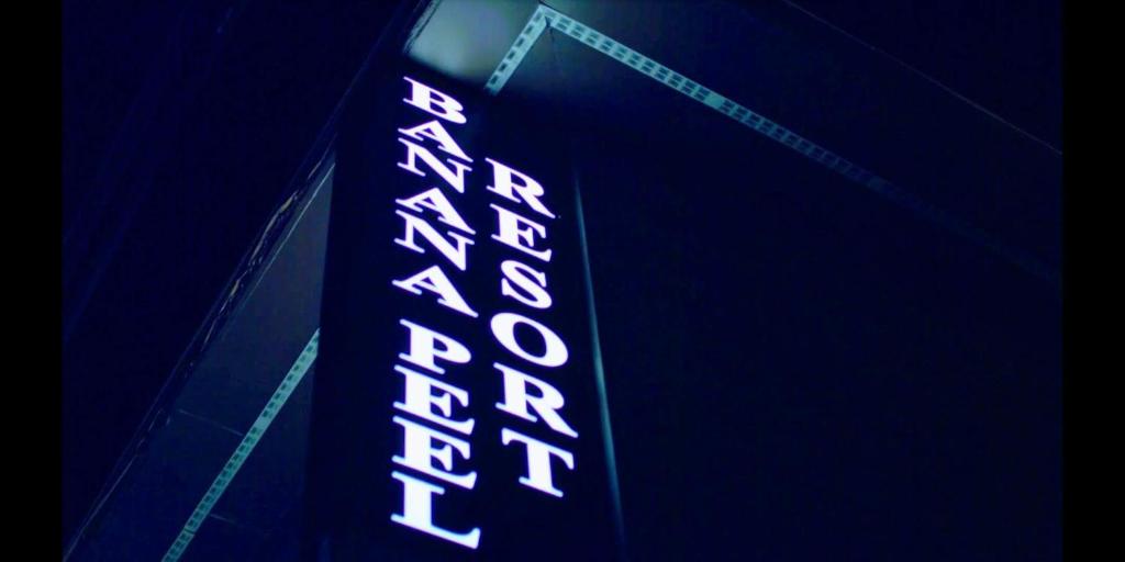 una señal que se ilumina de azul en Banana Peel Resort, en Panama City Beach