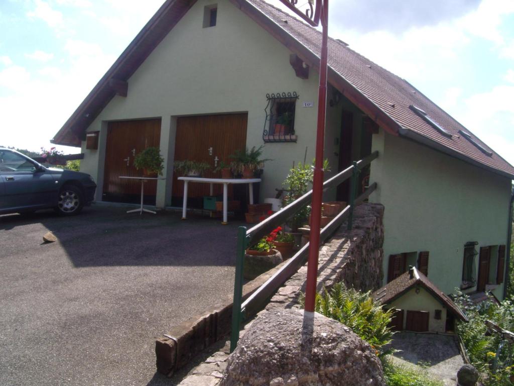 ein Haus mit einem davor geparkt in der Unterkunft Au Bon Logis in Thannenkirch