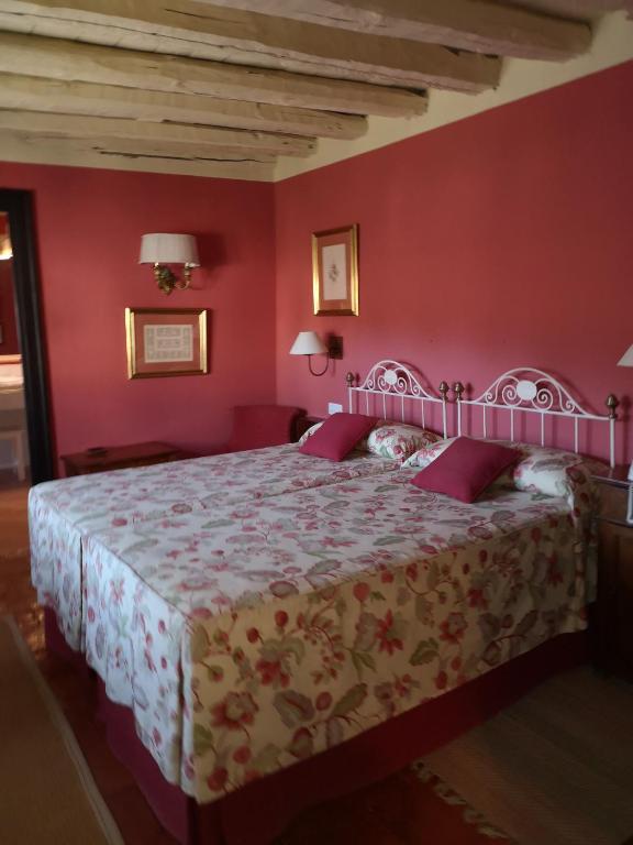 Postel nebo postele na pokoji v ubytování Hotel Caserío de Lobones