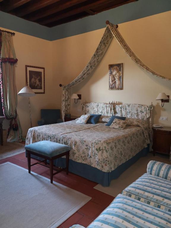 Postel nebo postele na pokoji v ubytování Hotel Caserío de Lobones