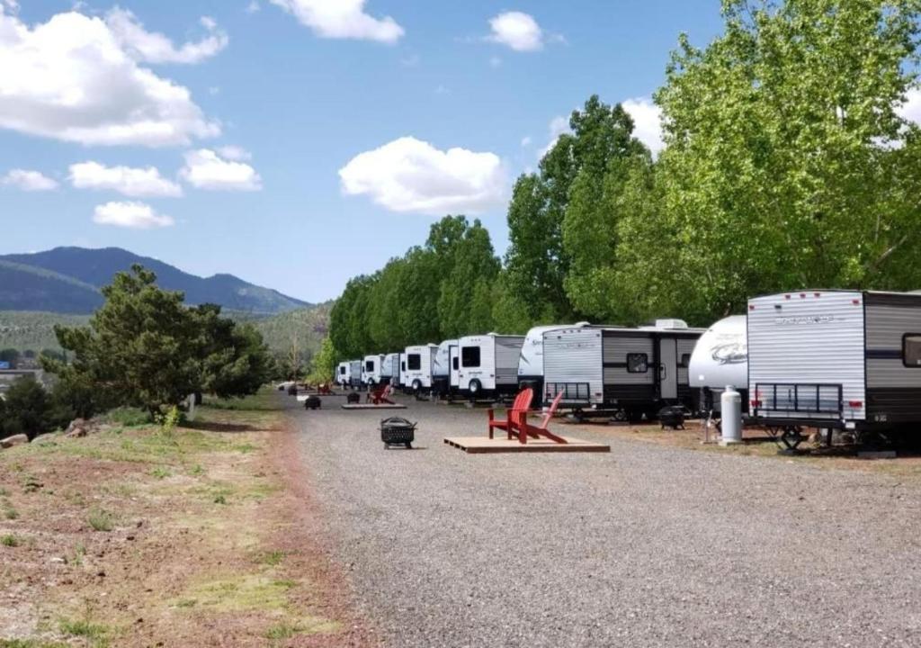 una fila di camper parcheggiati sul ciglio di una strada di Grand Canyon RV Glamping a Williams