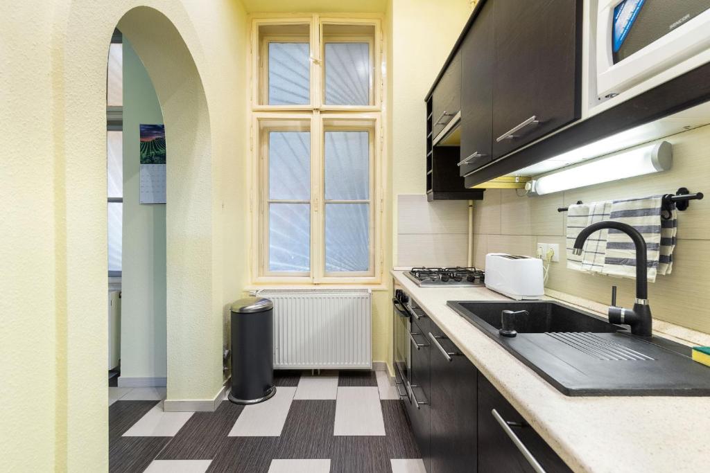 Kuchyňa alebo kuchynka v ubytovaní Trendy Grand Boulevard Designer Home