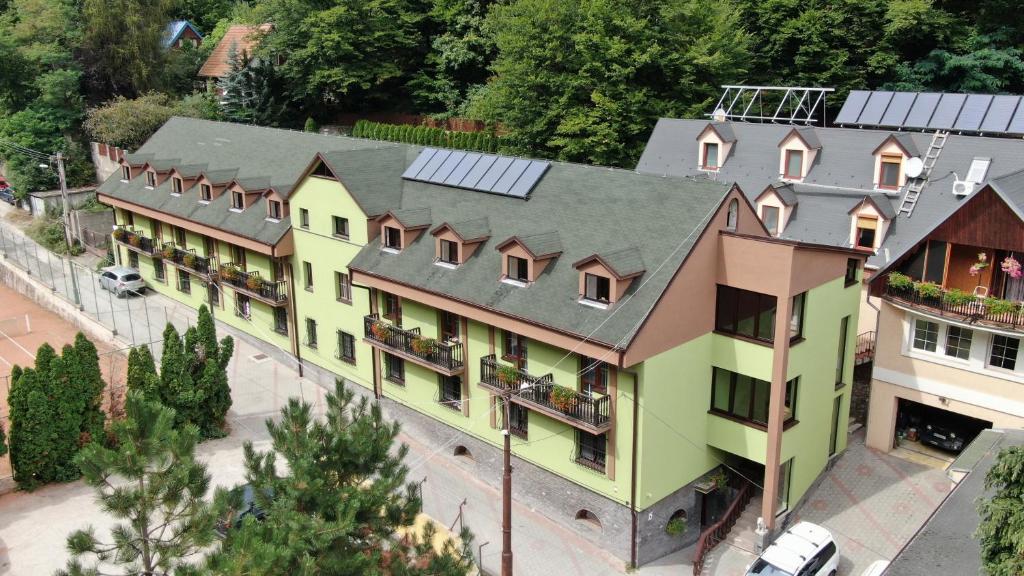 einen Blick über ein großes gelbes Gebäude in der Unterkunft Horský hotel Eva in Svätý Jur