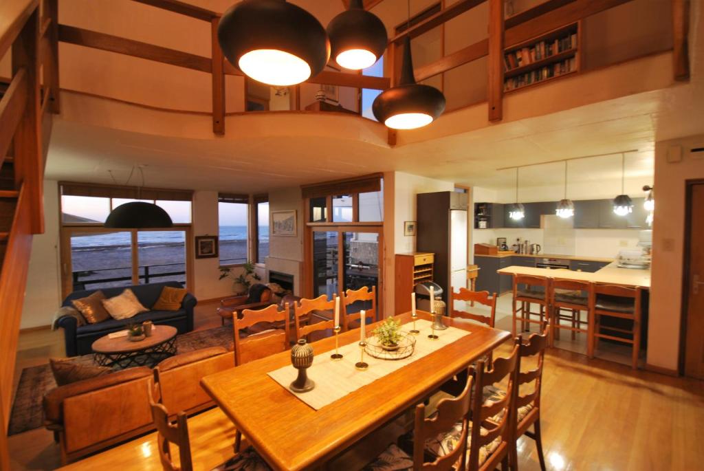 a dining room and kitchen with a table and chairs at Villa Winglo in Rand Rifles