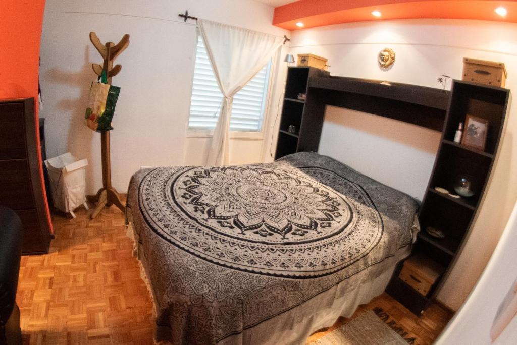 1 dormitorio con cama y ventana en Apart Mendoza Centrico, en Mendoza