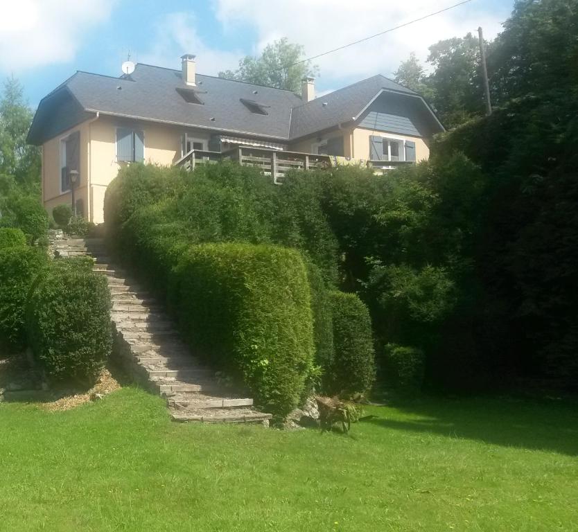 una casa con setos delante de un patio en L'Ardalh en Louvie Juzon