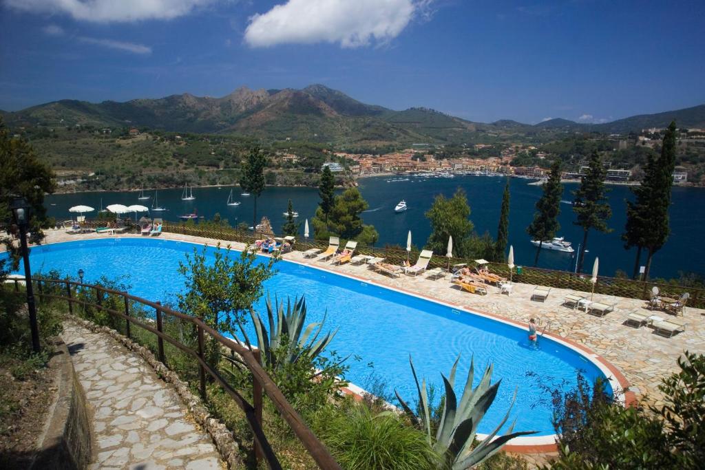 einen Pool mit Blick auf einen Wasserkörper in der Unterkunft TH Capoliveri - Grand Hotel Elba International in Capoliveri