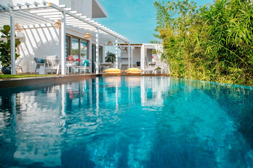 ein Pool vor einem Haus in der Unterkunft Island Home Seaside Villa in Paralimni