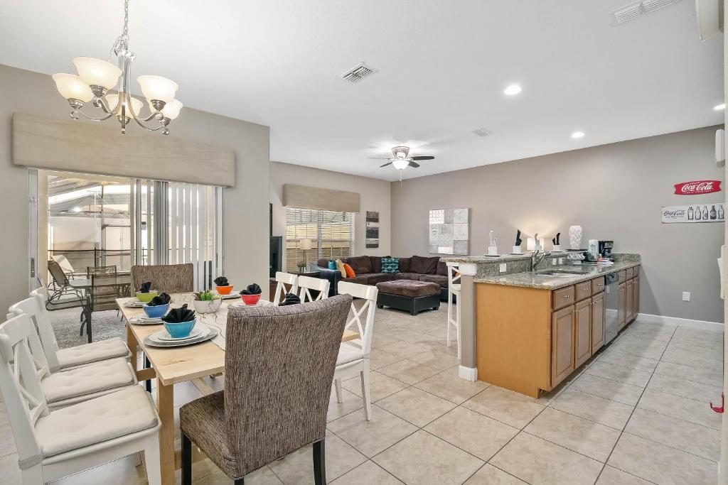 een keuken en een woonkamer met een tafel en stoelen bij 8953CPR-SVH in Kissimmee