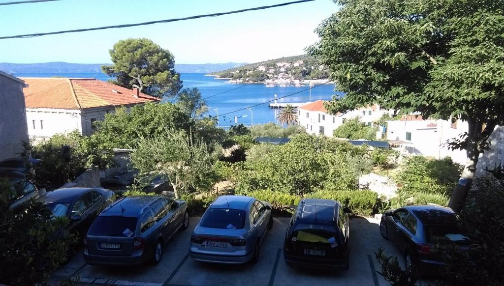 un gruppo di auto parcheggiate in un parcheggio di Apartments and rooms Rest - close to the sea & comfortable a Sumartin