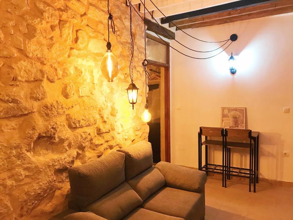アリカンテにあるStyle City Center HappyAlicanteの石壁のリビングルーム(ソファ付)