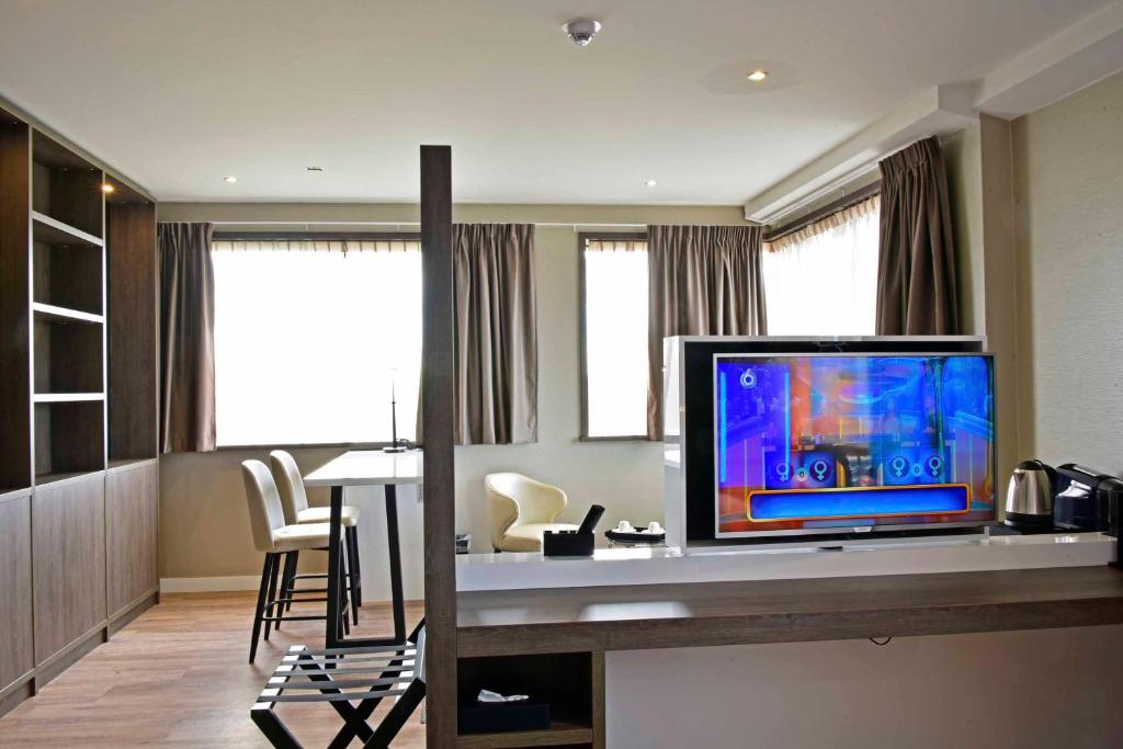 TV a/nebo společenská místnost v ubytování Riva hotel Den Haag - Delft