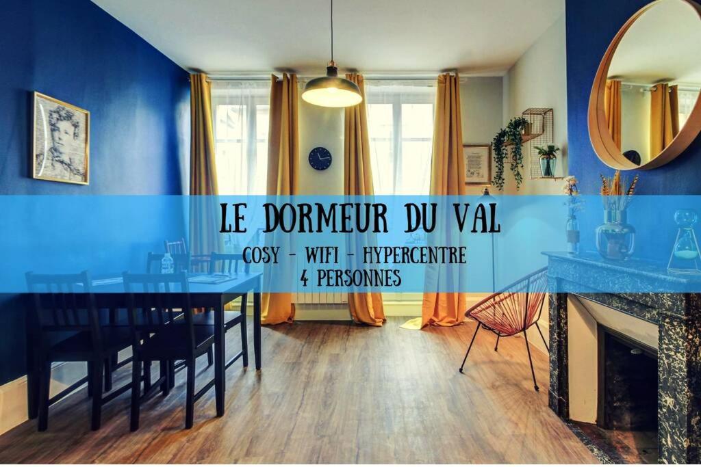 ein Esszimmer mit blauen Wänden sowie einem Tisch und Stühlen in der Unterkunft LE DORMEUR DU VAL - TOPDESTINATION DIJON - Centre ville - Classé 3 étoiles in Dijon
