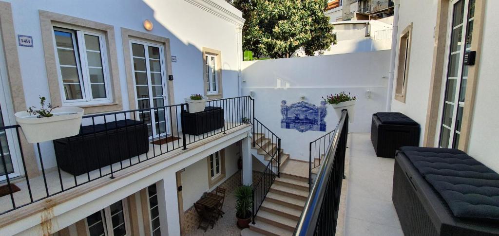 Un balcón de un edificio con escaleras y ventanas en BmyT - The Villa en Lisboa