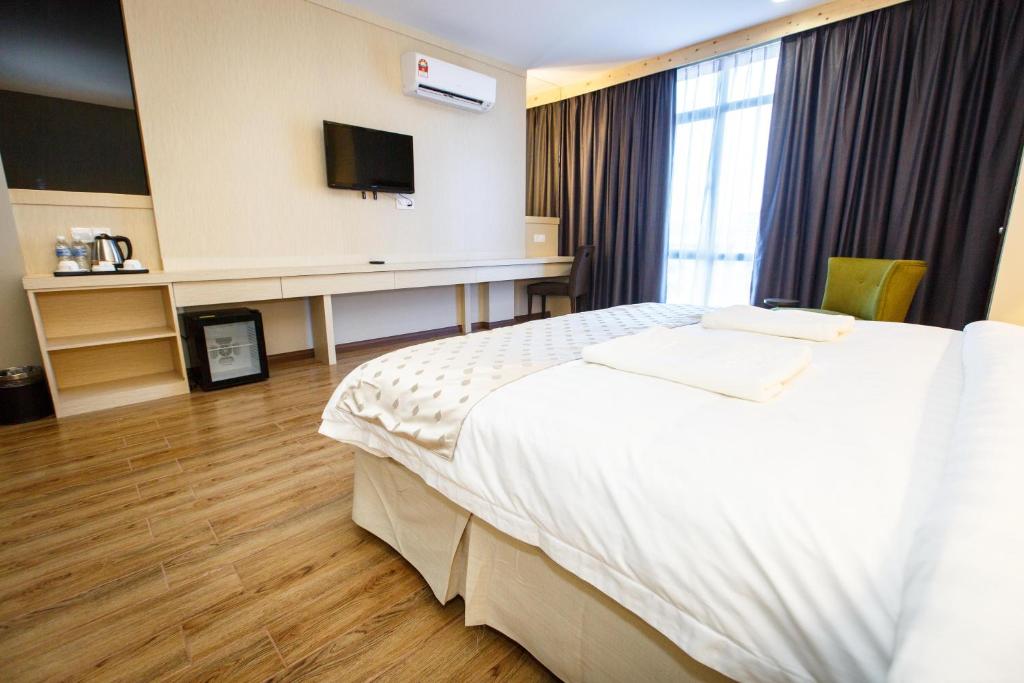 Postel nebo postele na pokoji v ubytování Lintas Platinum Hotel