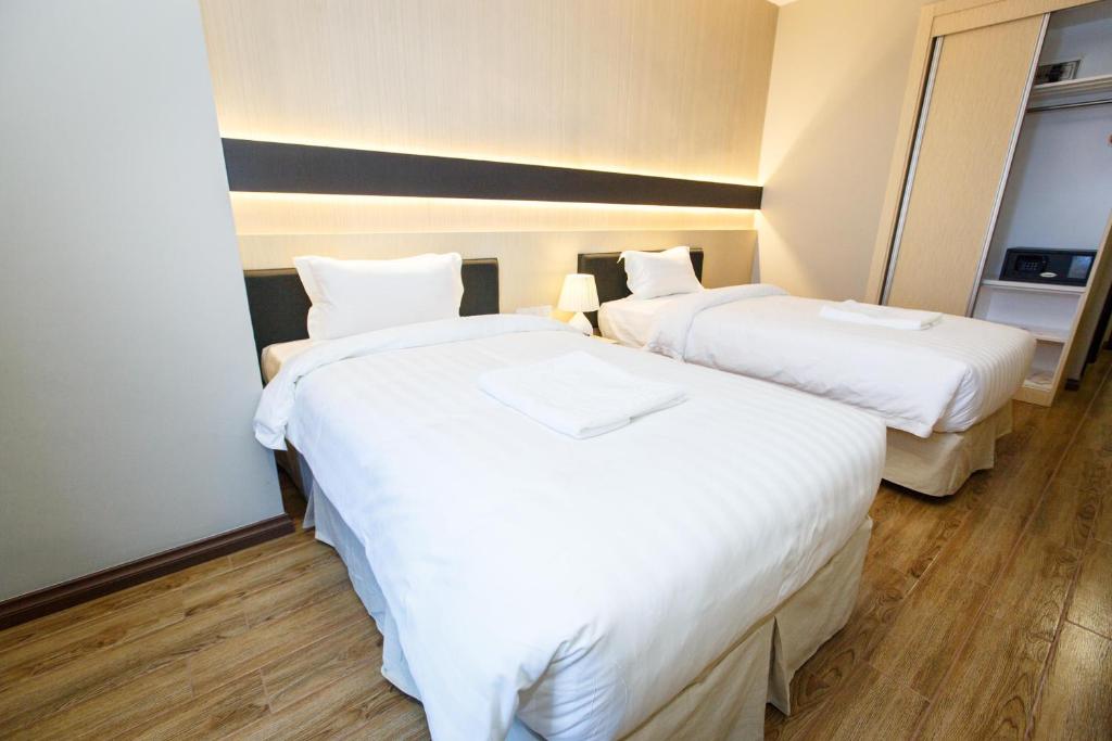 Postel nebo postele na pokoji v ubytování Lintas Platinum Hotel