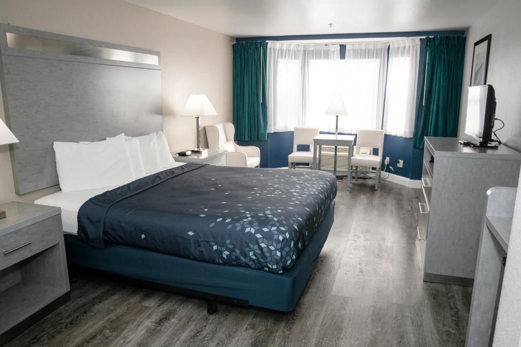 een hotelkamer met een groot bed en een bureau bij Anchor Beach Inn in Crescent City