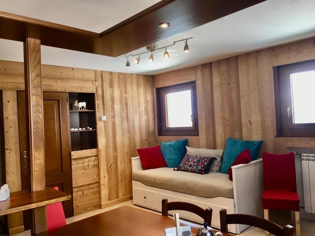 sala de estar con paredes de madera y sofá en Aroma di Legno e Profumo di Neve en Breuil-Cervinia