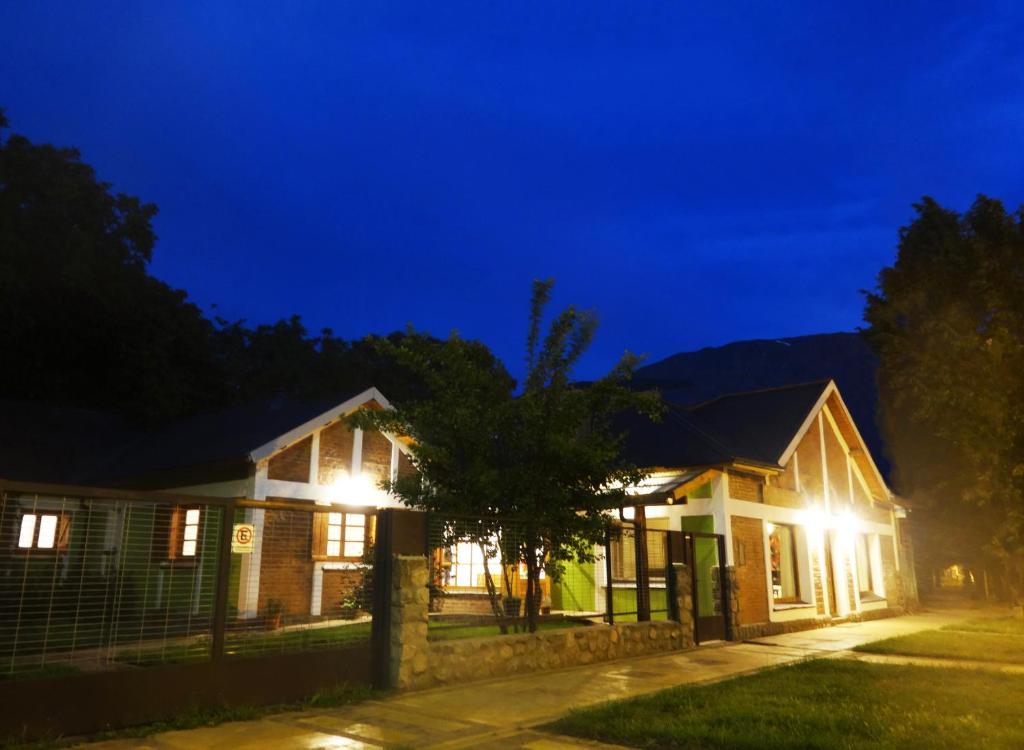 una casa por la noche con luces encendidas en Las Tejuelas Hosteria Patagonica en El Bolsón