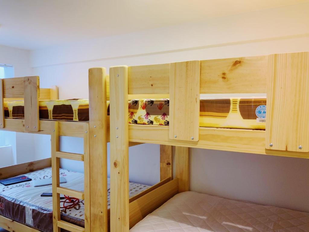 - łóżko piętrowe z 2 łóżkami piętrowymi w pokoju w obiekcie Mar , Familia & Diversion en San Bartolo w mieście San Bartolo