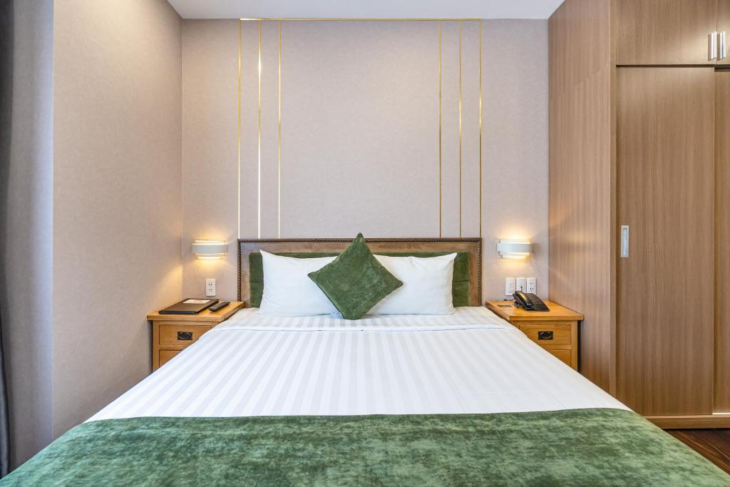 Postel nebo postele na pokoji v ubytování Emerald Central