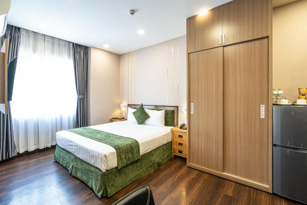 Postel nebo postele na pokoji v ubytování Emerald Central