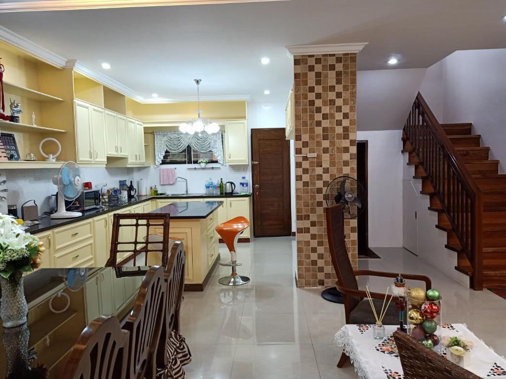 Kuchyň nebo kuchyňský kout v ubytování AJ's Haven Homestay